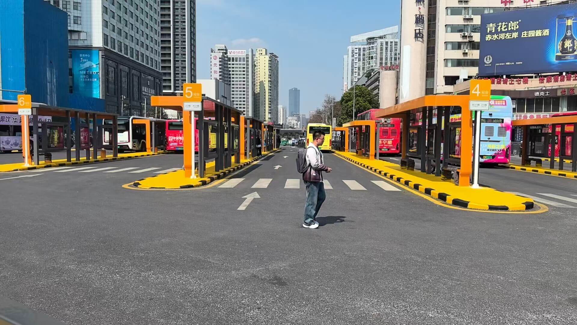 四川廣元公交站臺修建完成